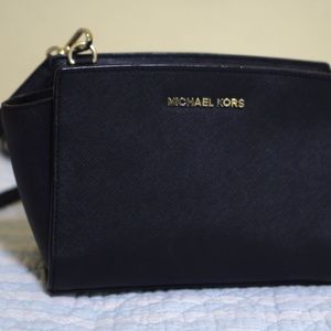 Michael Kors Selma Medium Messenger Crossbody Bag